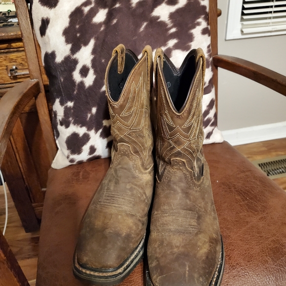 Gently used Ariat boots. Size 8D - Picture 2 of 6